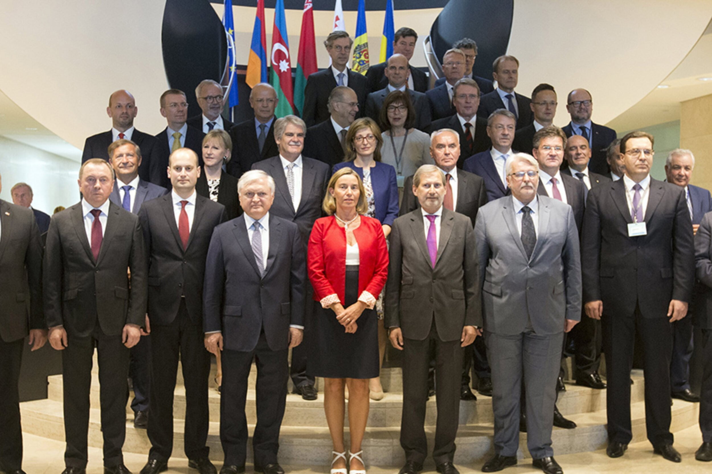 epa06037321 European Union High representative for foreign policy Federica Mogherini (C) and European foreign ministers and representatives pose for a family picture ahead of the Eastern Partnership meeting on the side of the EU Foreign affairs ministers council in Luxembourg, 19 June 2017.  EPA/OLIVIER HOSLET
Dostawca: PAP/EPA.